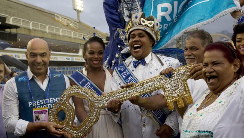 Mit der traditionellen Schlüsselübergabe an die Feierwütigen beginnt der Karneval von Rio de Janeiro offiziell. "König Momo" gibt jeweils den Startschuss zum bunten Treiben.