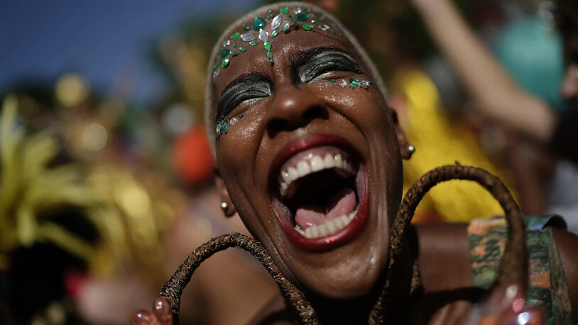 Teilnehmerin am Karneval von Rio während einer Strassenparty.