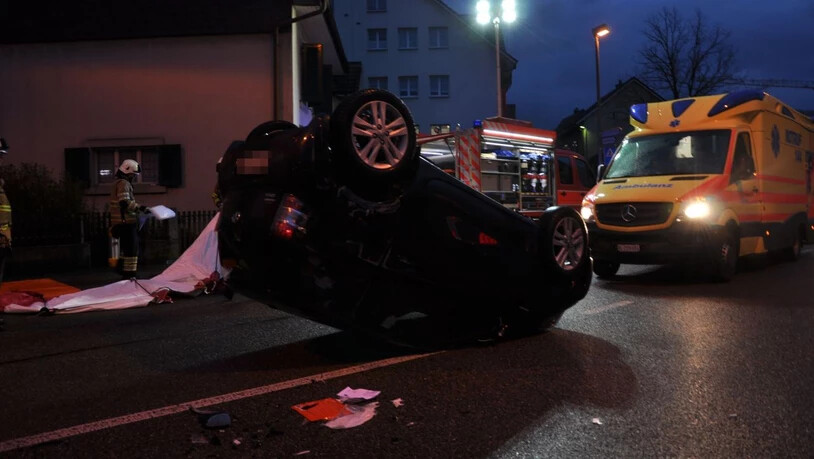 Bei einem spektakulären Selbstunfall hat sich ein Autofahrer im solothurnischen Breitenbach am Freitagabend verletzt.