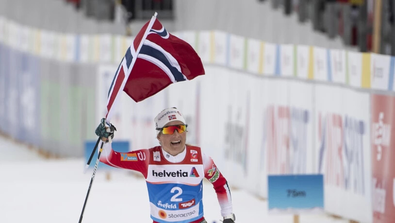 So überlegen, dass sie mit der norwegischen Flagge ins Ziel laufen konnte: Weltmeisterin Therese Johaug