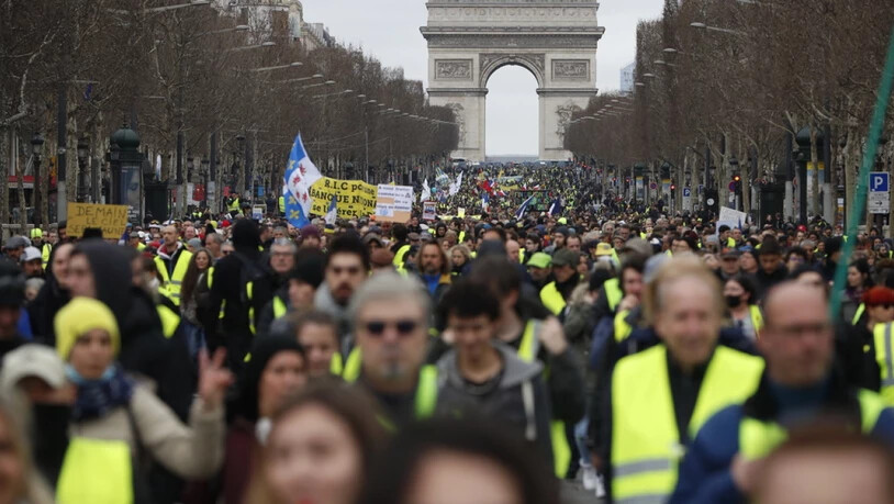 In Paris versammelten sich am Samstag hunderte "Gelbwesten" am Triumphbogen für einen Marsch durch die Stadt.