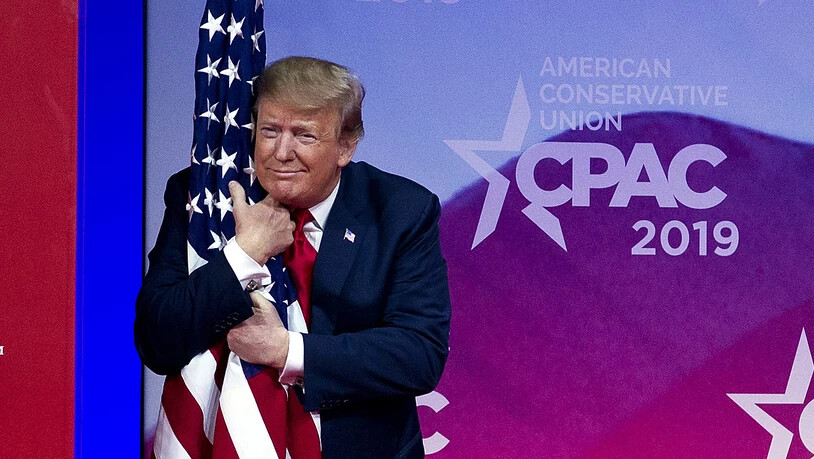Umarmung der US-Flagge gegen Gespenst des Sozialisimus: US-Präsident Donald Trump an der Jahresversammlung konservativer Aktivisten und Parlamentarier.