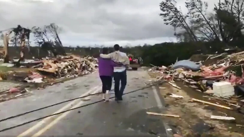 Kleinholz: Menschen laufen durch die Trümmer eines mutmasslichen Tornados in Lee County im US-Bundesstaat Alabama.