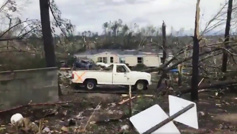 Ein verheerender Tornado hat in Lee County (Alabama) eine Spur der Verwüstung hinterlassen.