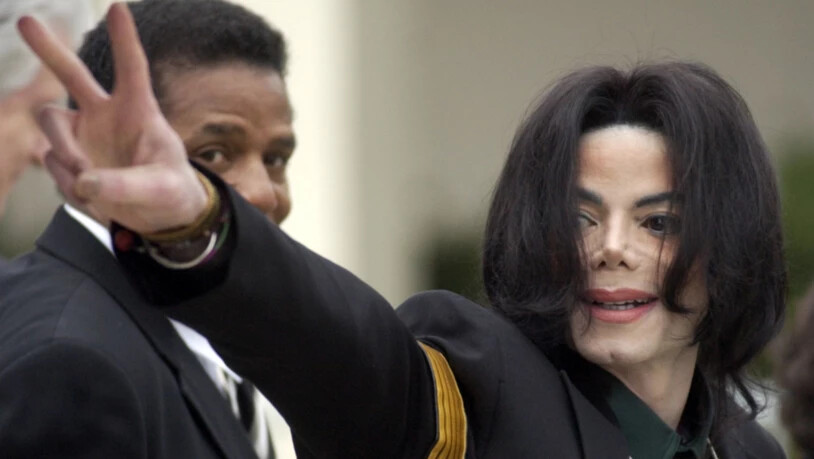 Radiosender in Kanada haben sich entschlossen einstweilen keine Songs des verstorbenen Sängers Michale Jackson zu spielen. In einem Dokumentarfilm waren erneut Pädophilie-Vorwürfe gegen Jackson erhoben worden.  (Foto:Michael A. Mariant / AP Keystone…