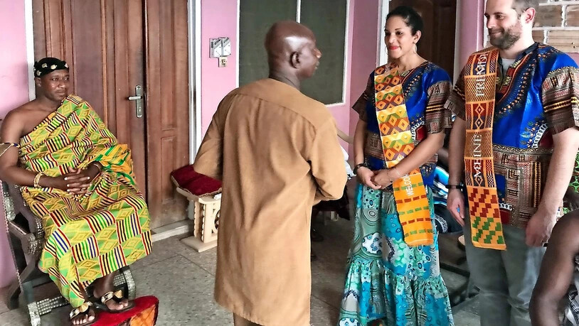 Willkommen in Ghana: Audrey und Rouven Hauri werden von König Anwomaso zeremoniell empfangen.