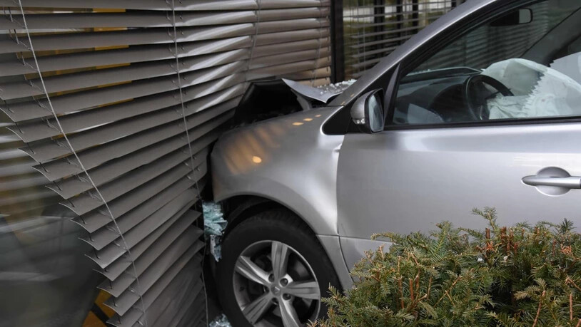 Ein 81-Jähriger rammte in Rapperswil-Jona mit seinem Auto die Fensterfront einer Klinik in der Nähe des Bahnhofs.