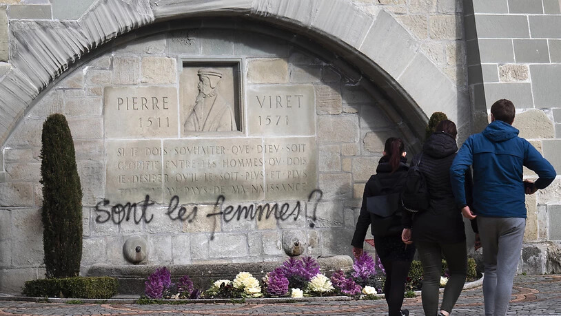 Wo sind die Frauen? Das besprayte Denkmal für Pierre Viret in Lausanne am Weltfrauentag.