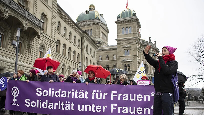 Frauen fordern in Bern auf der Strasse Solidarität unter Frauen und für Frauen.