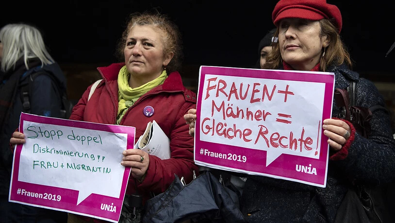 Zwei Teilnehmerinnen der Kundgebung gegen Diskriminierung von Frauen in Bern.