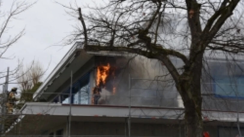 Eine Patrouille der Kantonspolizei St. Gallen entdeckte am Samstagmorgen Rauch und Feuer, das aus der Fassade eines Restaurants in Altenrhein drang.