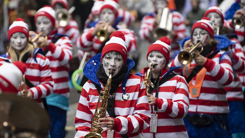 Die Guggenmusiken vereinten sich am Schluss zu einem Monsterkonzert auf dem Bundesplatz.