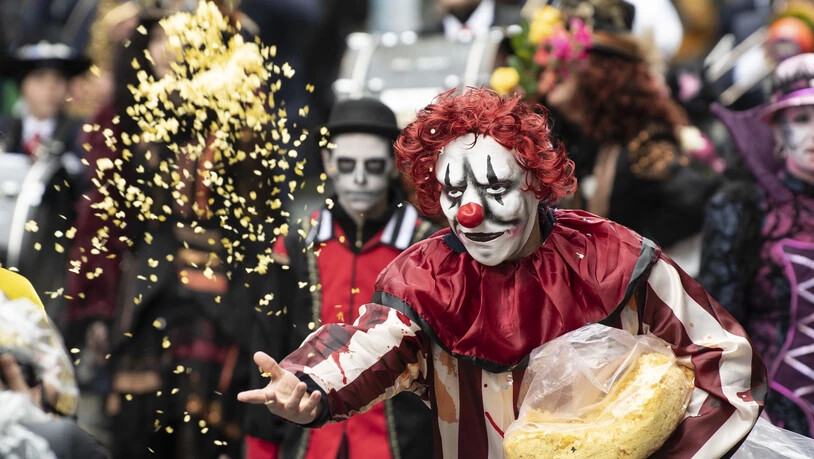 Der Konfettiregen gehört zur Fasnacht - am Samstag auch in Bern.