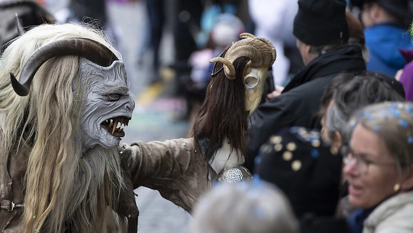 Nebst den Guggenmusiken machten auch Kostümgruppen am Berner Fasnachtsumzug  mit. (KEYSTONE/Peter Schneider)