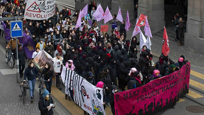 Mehrere hundert Personen, vorwiegend Frauen, nahmen in Zürich an der unbewilligten Demonstration für Frauenrechte teil.