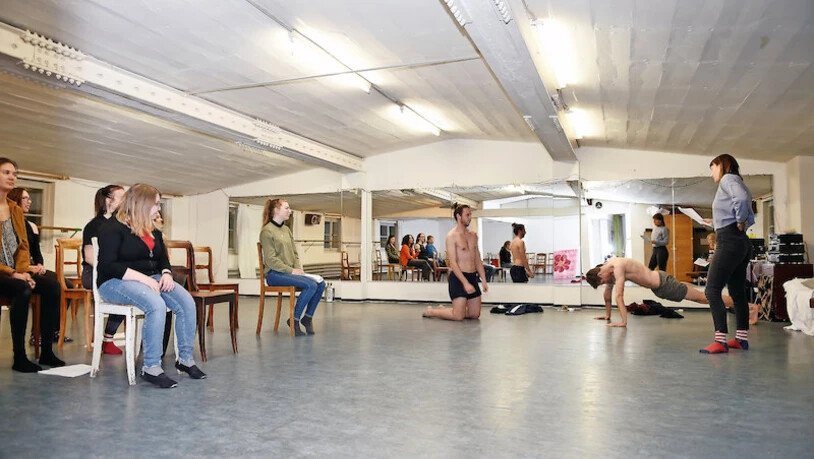 Schamgefühle: Fiona Schmid (rechts) probt mit Marc Furrer (Mitte) und Yvo Furrer das heikle Gespräch über Schule und Sex, während der Rest des Ensembles auf den Einsatz wartet.