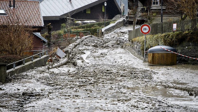 Erdrutsch mitten durchs Dorf Champéry VS am 22. Januar 2018. Insgesamt entstanden 2018 in der Schweiz Unwetterschäden in der Höhe von 200 Millionen Franken. (Archivbild)