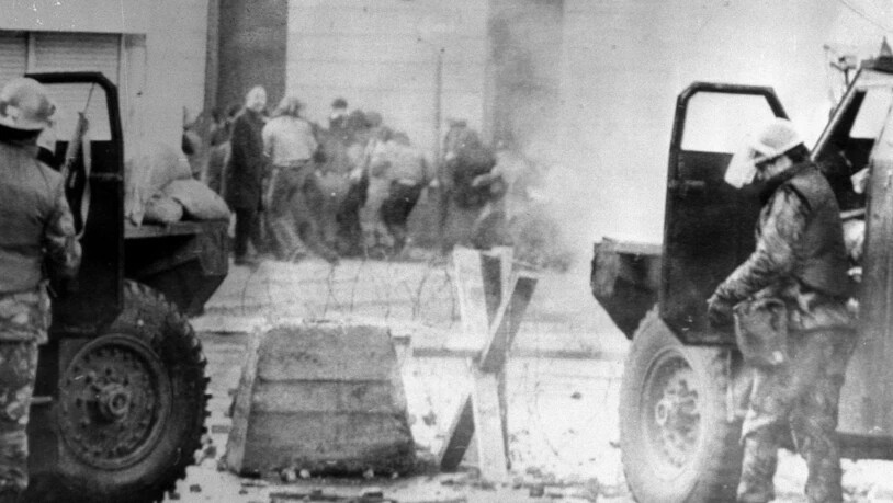 Das Jahr 1972 war eines der blutigsten im Konflikt um Nordirland. Britische Fallschirmjäger erschossen am 30. Januar, dem "Bloody Sunday" von Londonderry (Derry), in der nordirischen Stadt 13 katholische Demonstranten. Nun kommt ein Ex-Soldat vor Gericht…
