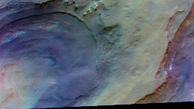 Im Hellas-Becken in der südlichen Mars-Hemisphäre hat Erosion runde Vertiefungen erzeugt. Das Bild kann mit einer rot-blauen Stereobrille betrachtet werden, um einen Tiefeneindruck zu erhalten.