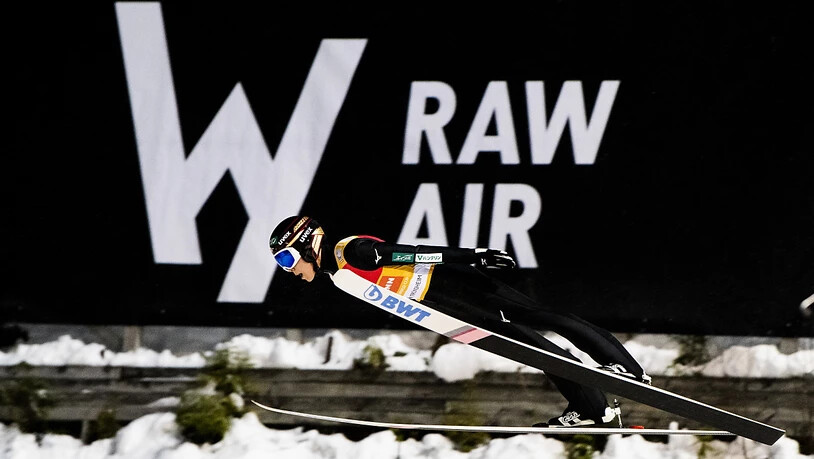 Ryoyu Kobayashi fliegt am RAW-Air-Plakat vorbei zum Tagessieg.