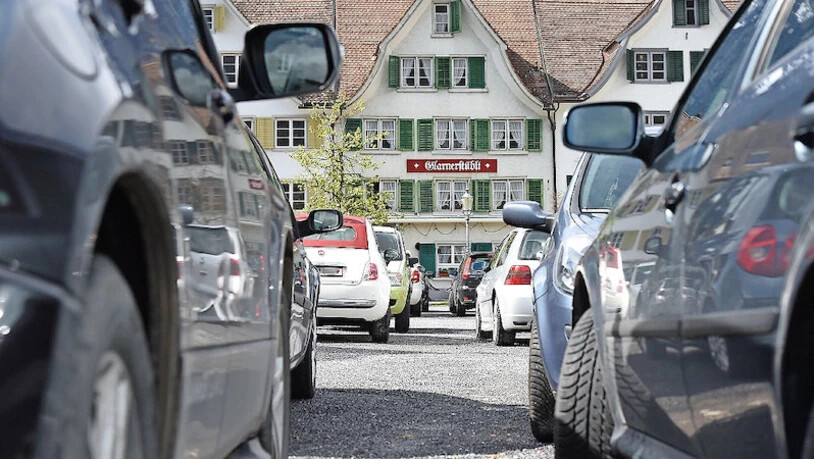Wer im Glarnerland verschwenderische Autos fährt, muss höhere Fahrzeugsteuern zahlen.