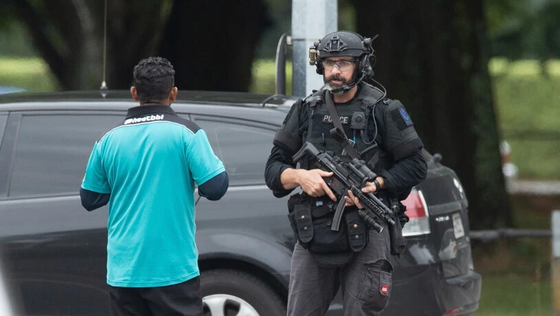 Schwer bewaffnete Polizisten bezogen nach dem Angriff auf eine Moschee im neuseeländischen Christchurch Stellung.