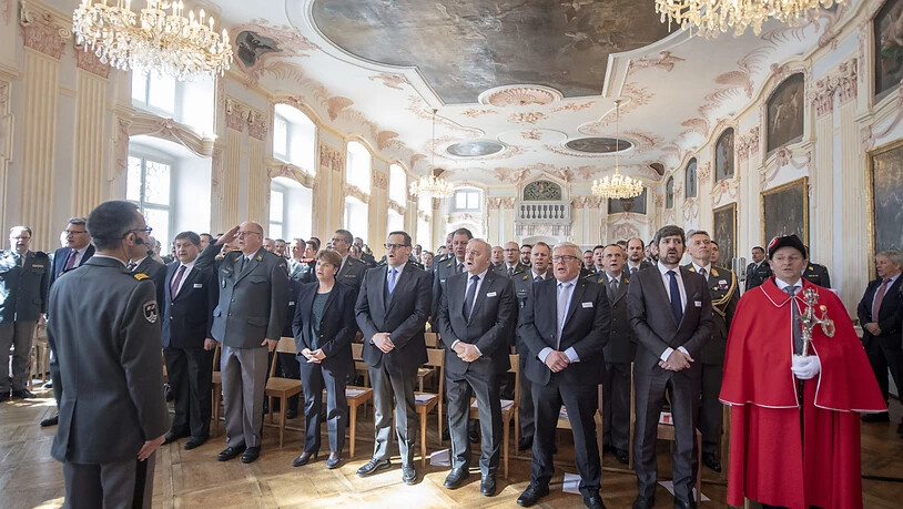 Strammstehen zur Landeshymne: Die Schweizerische Offiziersgesellschaft an ihrer Delegiertenversammlung im Grossen Saal des Klosters Einsiedeln.