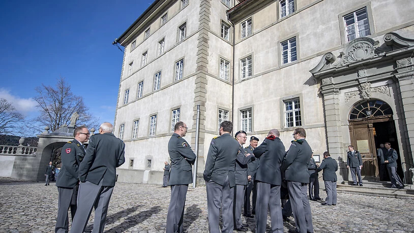 Besammlung vor barocker Kulisse: Die Delegierten der Schweizerischen Offiziersgesellschaft vor dem Kloster Einsiedeln.