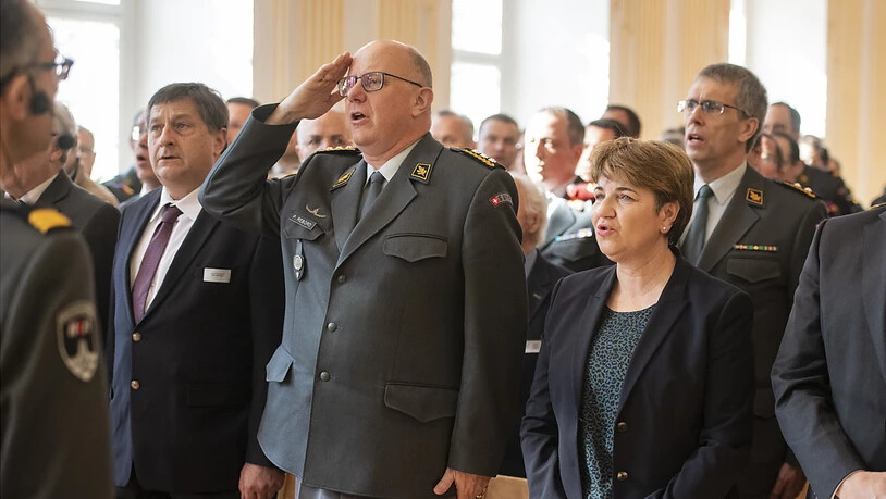 Auch der Armeechef war bei den Offizieren: Philippe Rebord (links) neben Bundesrätin Viola Amherd.