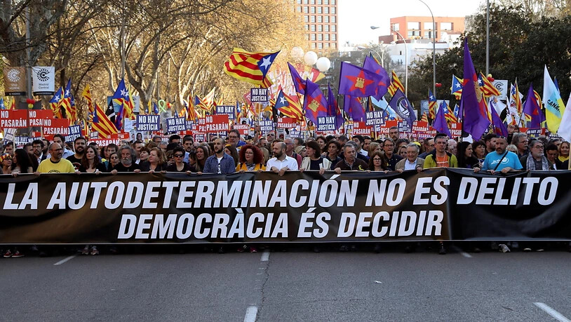 "Selbstbestimmung ist kein Verbrechen" war das Motto der Grosskundgebung der katalanischen Separatisten in Madrid.