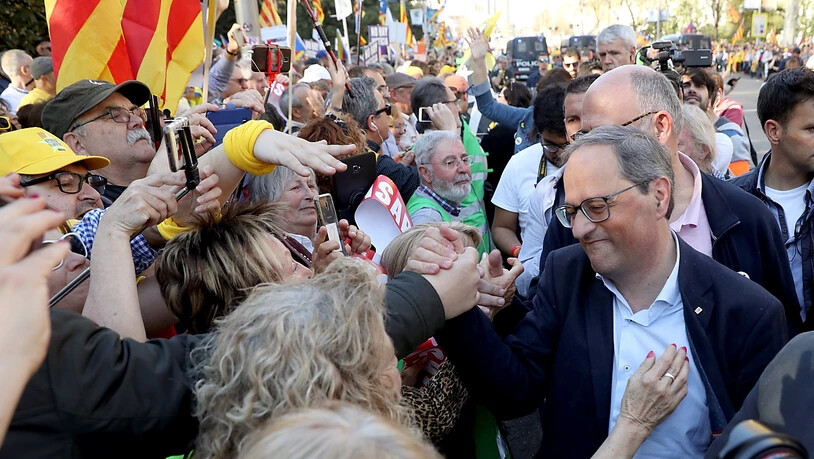 Quim Torra (rechts), Präsident des Regionalparlamentes in Katalonien, beim Bad in der Menge, bevor sich die Kundgebung in Bewegung setzte.