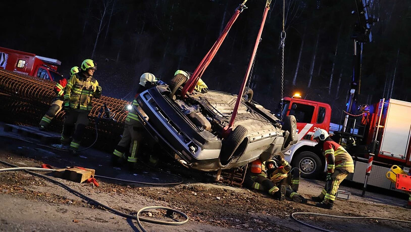 Bei einem Unfall in Menzingen im Kanton Zug wurde eine junge Frau eingeklemmt und lebensgefährlich verletzt.