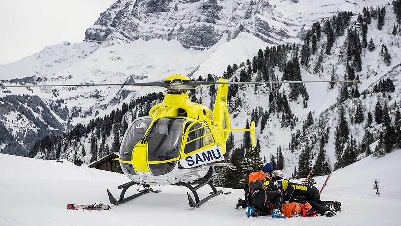 Beim Zusammenstoss zweier Skifahrer in den französischen Alpen ist eine 46-jährige Schwedin ums Leben gekommen. (Symbolbild)