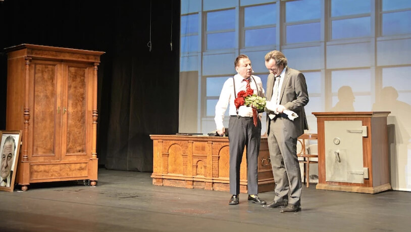 Kein Rosenkrieg, aber dramatisch: Beat Schlatter (links) und Pascal Ulli diskutieren über einen Rosenstrauss, der der Sekretärin zum Geschenk gemacht werden soll.