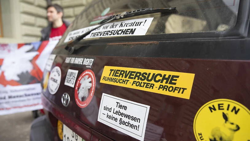 Aufkleber mit Statements zum Tierschutz kleben auf einem Auto: Am Montag wurden in Bern die Unterschriften für die eidgenössische Volksinitiative "Ja zum Tier- und Menschenversuchsverbot" der Bundeskanzlei übergeben.