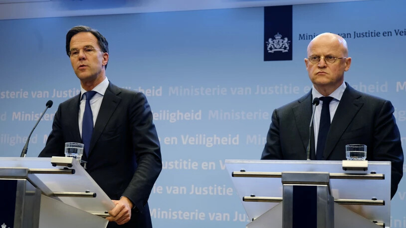 Der niederländische Ministerpräsident Mark Rutte (l.) bezeichnete die Schüsse in einer Strassenbahn in Utrecht als Anschlag. Rechts im Bild: Sicherheitsminister Ferd Grapperhaus.