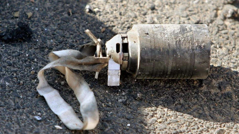 Die Kanisterbomben geben eine Vielzahl solcher kleiner Bomben frei, die oft nicht explodieren und dadurch für die Zivilbevölkerung eine bleibende Gefahr darstellen. (Archivbild)