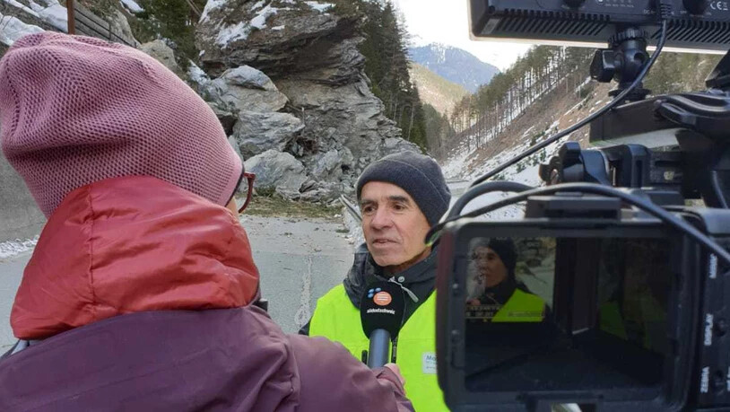 Geologe Markus Forrer beimInterview mit TV Südostschweiz.