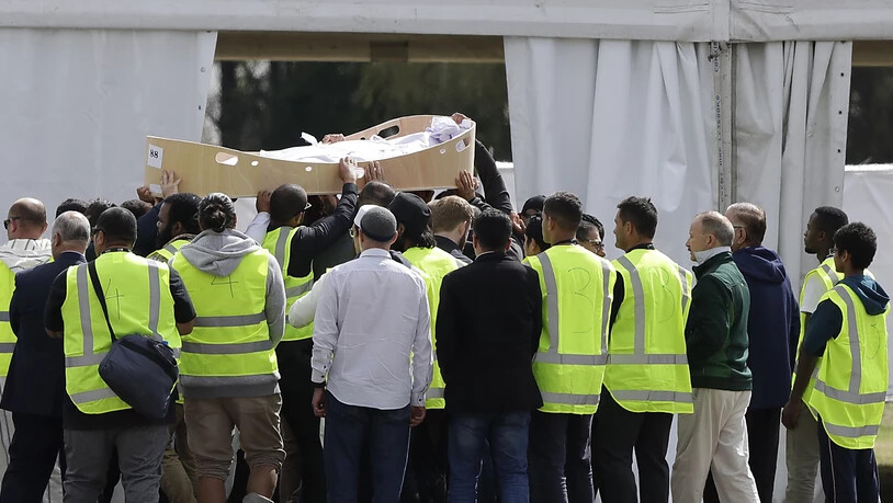 Trauernde in Christchurch tragen eines der bei der Moschee-Attacke am Freitag getöteten Opfer zum Friedhof.