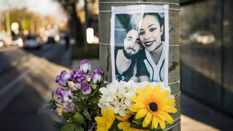 Blumen und ein Foto erinnern am Unfallort am Tag des Prozessbeginns in Lausanne an die beiden Opfer.
