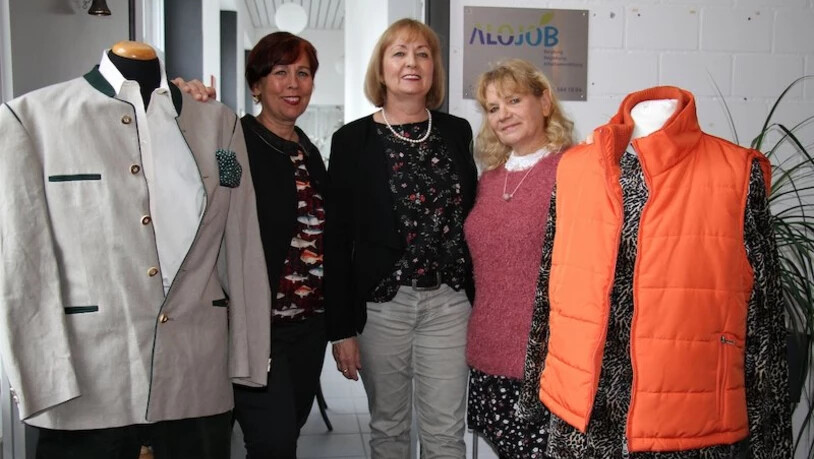 Annette Streuli (von links), Brigitte Baumgartner und Reinhild Hirsch freuen sich über die Kleider im Soli Shop.