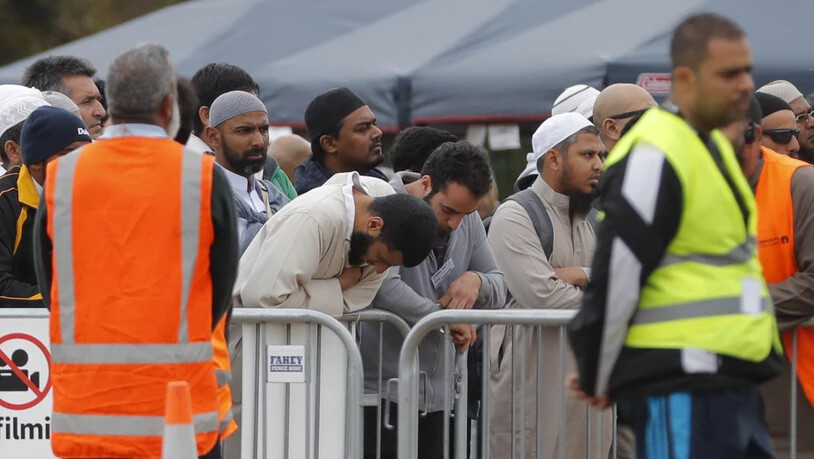Viele Menschen in Neuseeland gedenken am Freitag der Anschlagsopfer auf zwei Moscheen von Christchurch.