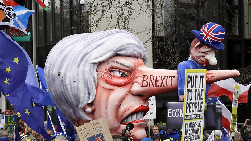 Brexit und Premierministerin Theresa May als Schreckgespenst: Demonstrierende am Samstag in London.
