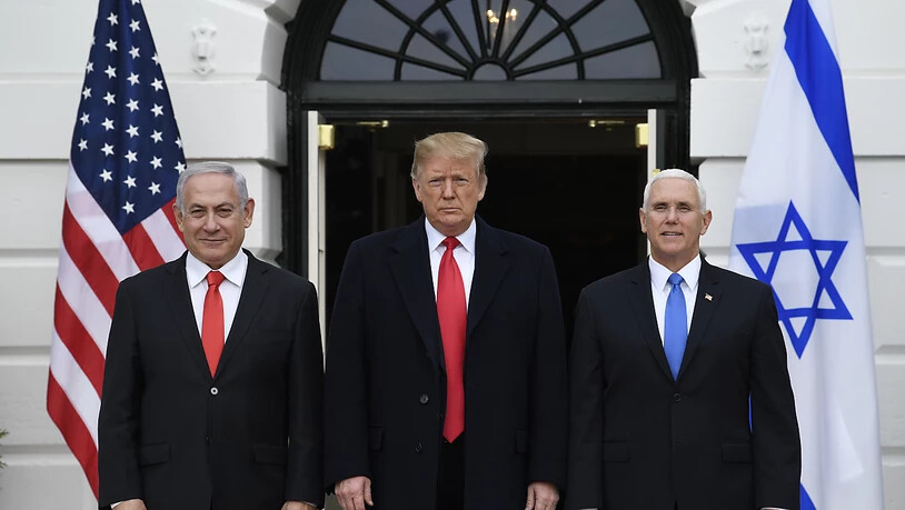 US-Präsident Donald Trump (Mitte) hat die von Israel annektierten syrischen Golanhöhen formell als Staatsgebiet Israels anerkannt. Er tat dies während des Besuchs des israelischen Ministerpräsidenten Benjamin Netanjahu (links) in Washington.