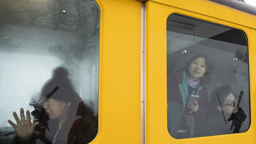 Asiatische Touristen schauen aus einem stillstehenden Zug der Wengernalpbahn im Berner Oberland. Das "Touristen-GA" blieb auch 2018 ein Renner. (Archivbild)