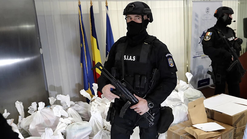 Die rumänischen Behörden präsentieren am Dienstag in Bukarest den an einem Schwarzmeerstrand gemachten Kokainfund im Wert von über 300 Millionen Euro.