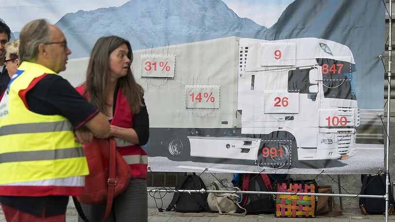 Aktivistinnen- und Aktivisten der Alpeninitiative haben schon vor anderthalb Jahren mit einer Petition  mehr Lastwagenkontrollen im Transitverkehr gefordert. (Archivbild)