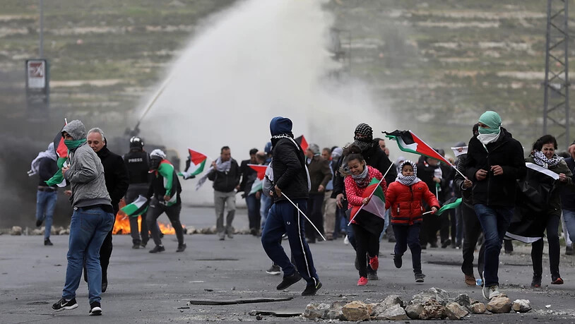 Erneute Eskalation: Palästinensische Demonstranten fliehen am Samstag vor Tränengas der israelischen Sicherheitskräfte.