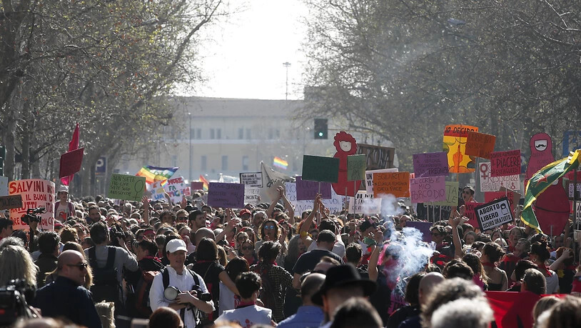 Gegner und Befürworter moderner Lebensformen gingen am Samstag in der italienischen Stadt Verona auf die Strasse.