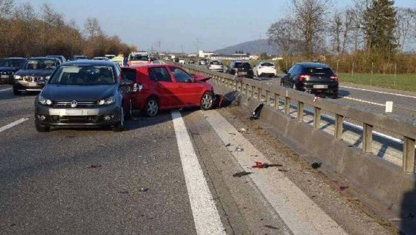 Gleich zwei Mal knallte es am Samstag auf der A1 im Kanton Solothurn. Bei den Auffahrunfällen wurden insgesamt fünf Personen leicht verletzt.